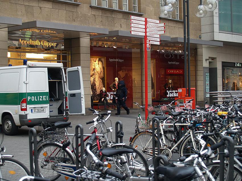 Herrenlose Einkaufstuete gesprengt Koeln Schildergasse P295.JPG